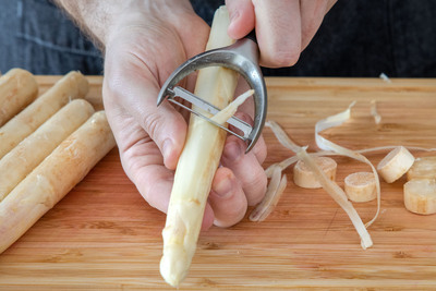 Spargel schälen