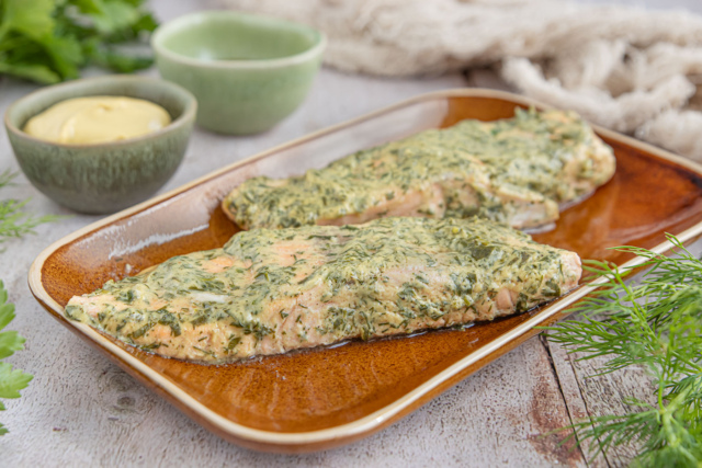 Lachs marinieren: Honig Senf Marinade mit Kräutern | Rezept - eat.de