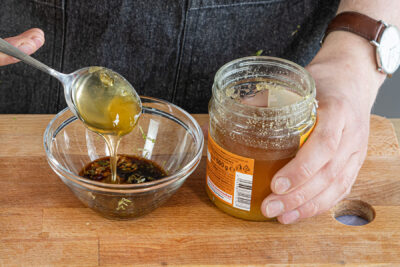 Honig zur Lachs Marinade geben