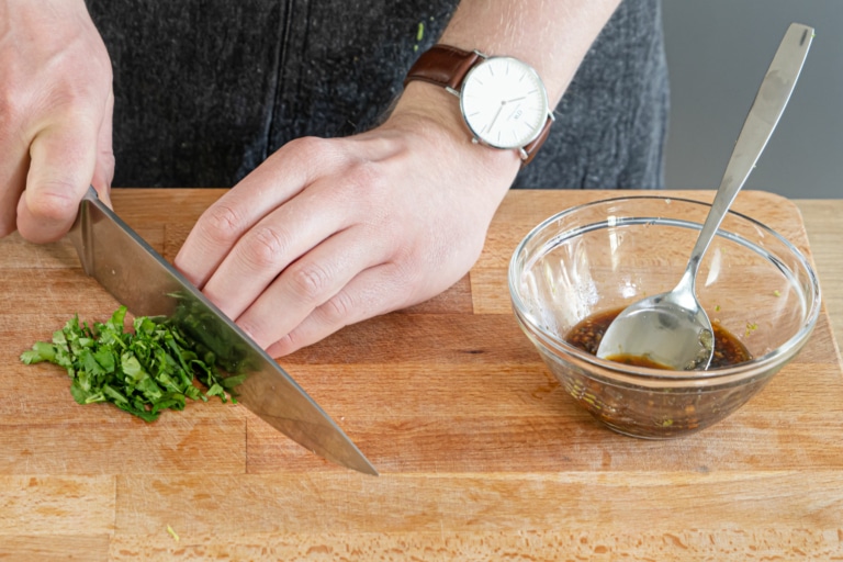 Lachs marinieren: Marinade mit Sojasauce und Honig | Rezept - eat.de