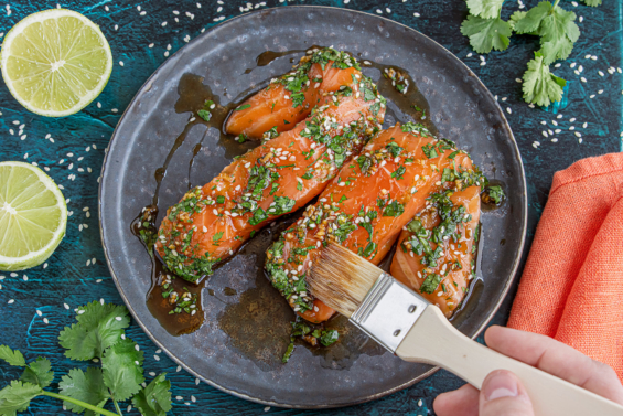 Lachs marinieren: Marinade mit Sojasauce und Honig | Rezept - eat.de