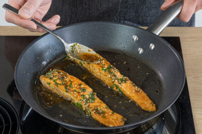 marinierten Lachs anbraten