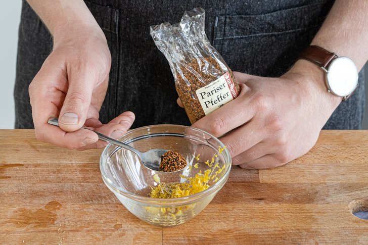 Pariser Pfeffer zur Marinade geben