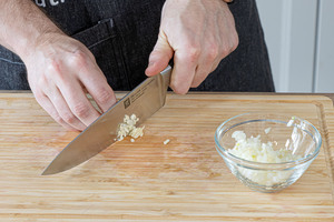 Zwiebeln und Knoblauch fein würfeln