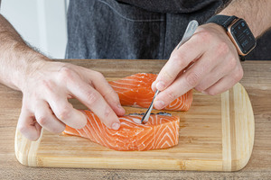 Lachs nach Gräten kontrollieren