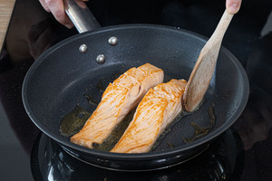 Lachs anbraten