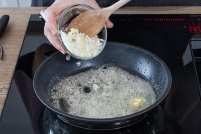 Zwiebeln und Knoblauch in Butter anbraten