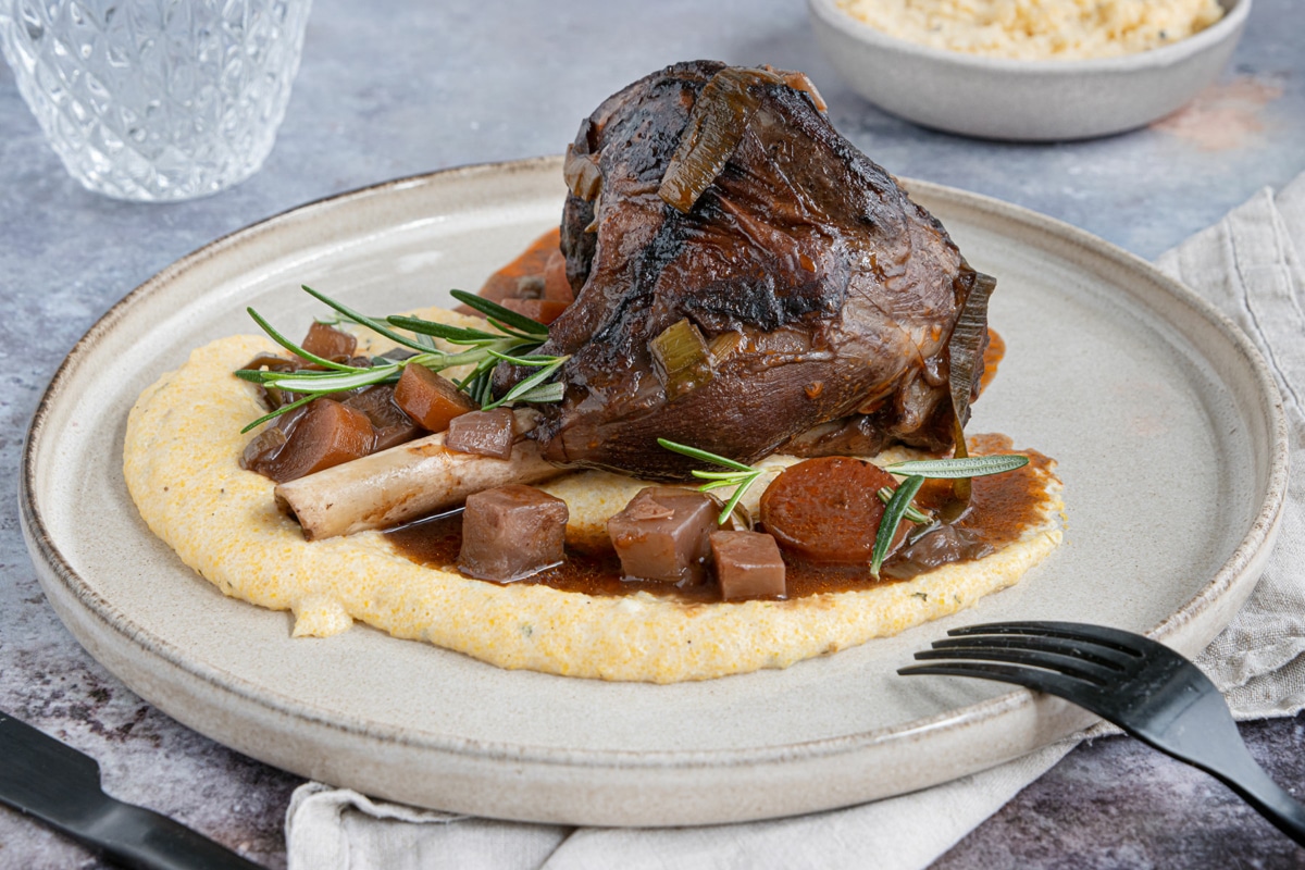 Geschmorte Lammhaxe aus dem Backofen | Rezept - eat.de