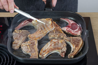 Lammkoteletts braten