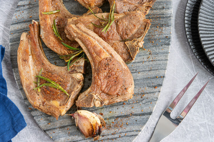 Lammkoteletts braten