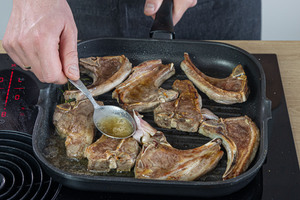 Fleisch mit Butterschmalz übergießen