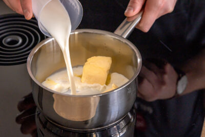 Milch und Butter erwärmen
