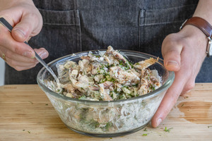Makrelensalat vermischen