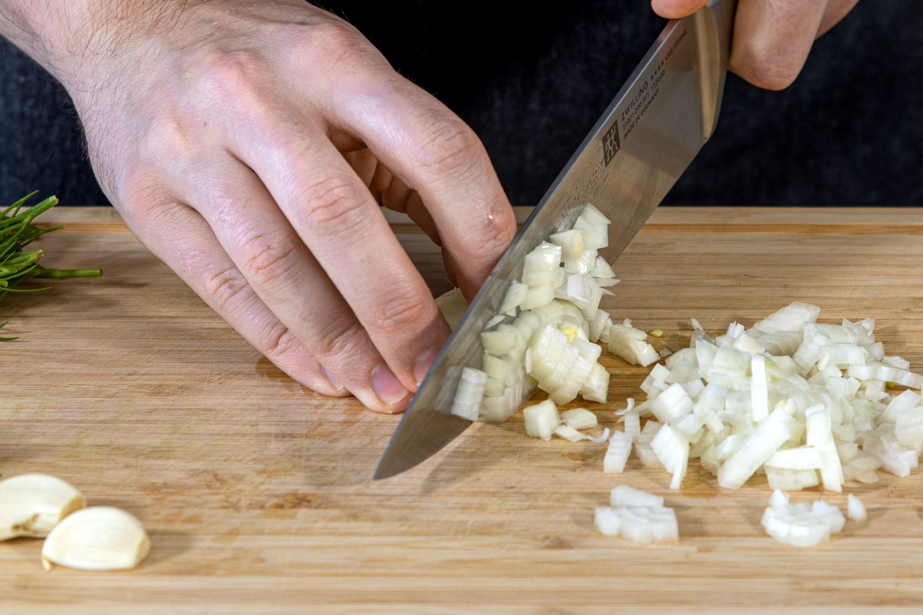 Zwiebel fein hacken
