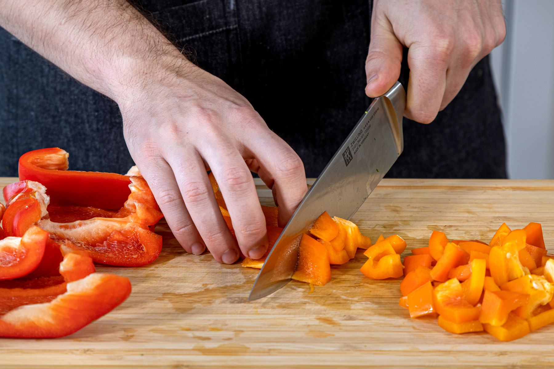 Paprika würfeln