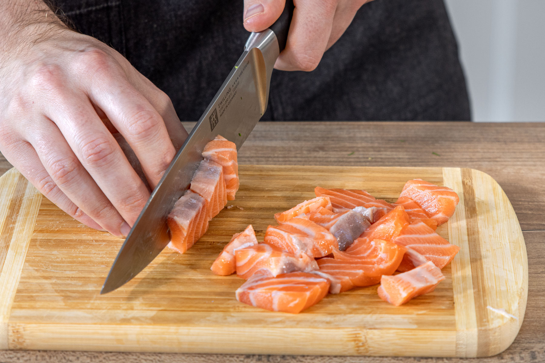 Lachs in Tranchen schneiden