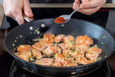 Chiliflocken zum Lachs geben