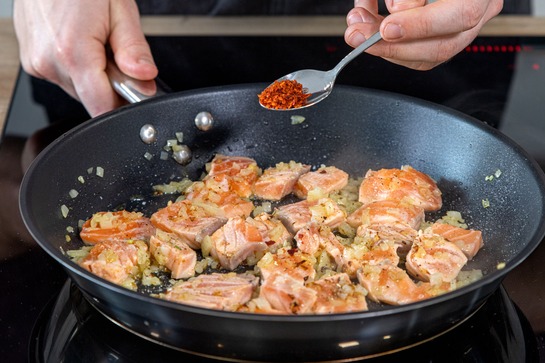 Chiliflocken zum Lachs geben