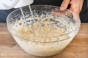 Alles zu Marzipanmasse verrühren