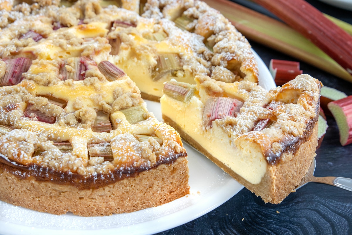 Rhabarberkuchen mit Quark | Rezept - eat.de