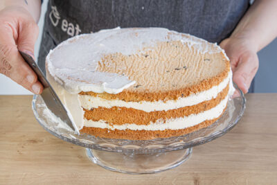 Eierlikörtorte mit Sahen einstreichen