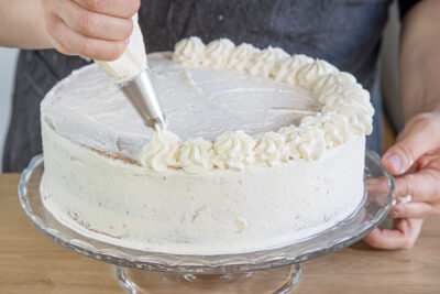 Eierlikörtorte mit Sahnetupfen verzieren