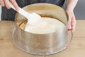 Tortenboden mit Eierlikörmasse einstreichen