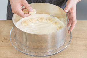 Bananenscheiben in die Füllung drücken
