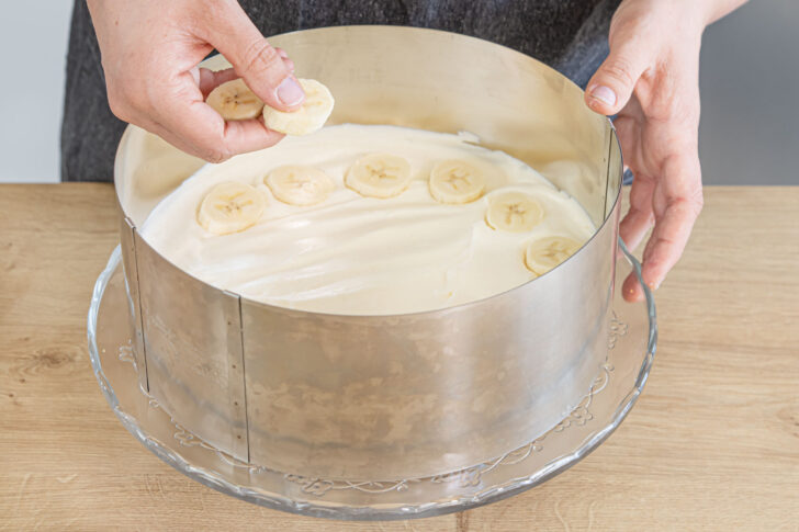 Bananenscheiben in die Füllung drücken