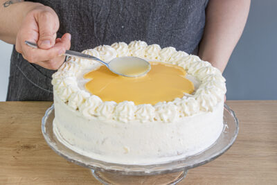 Eierlikörguss auf Omas beste Eierlikörtorte streichen