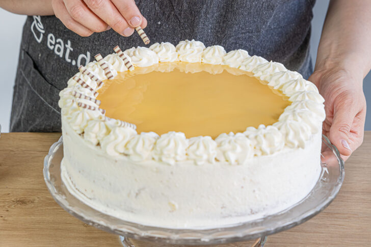 Omas beste Eierlikörtorte dekorieren