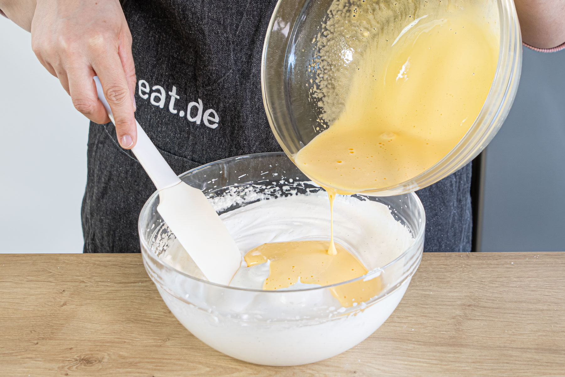 Eimasse unter den Eischnee heben