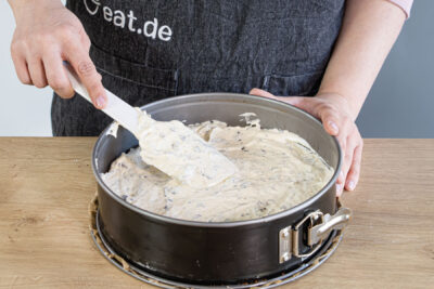 Teig in die Springform geben und backen