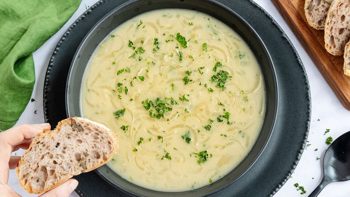 Omas Zwiebelsuppe: einfach & lecker | Rezept - eat.de