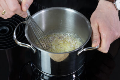 Schalotten in Butter anbraten