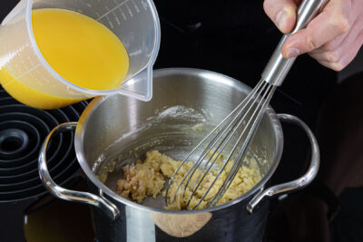 Mehlschwitze mit Orangensaft ablöschen