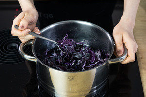 Rotkohl in Wasser geben