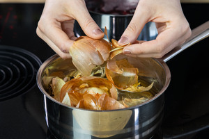 Zwiebelschalen ins Wasser geben