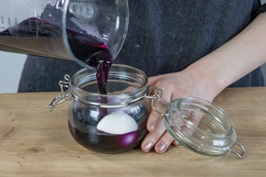 Eier mit Sud übergießen