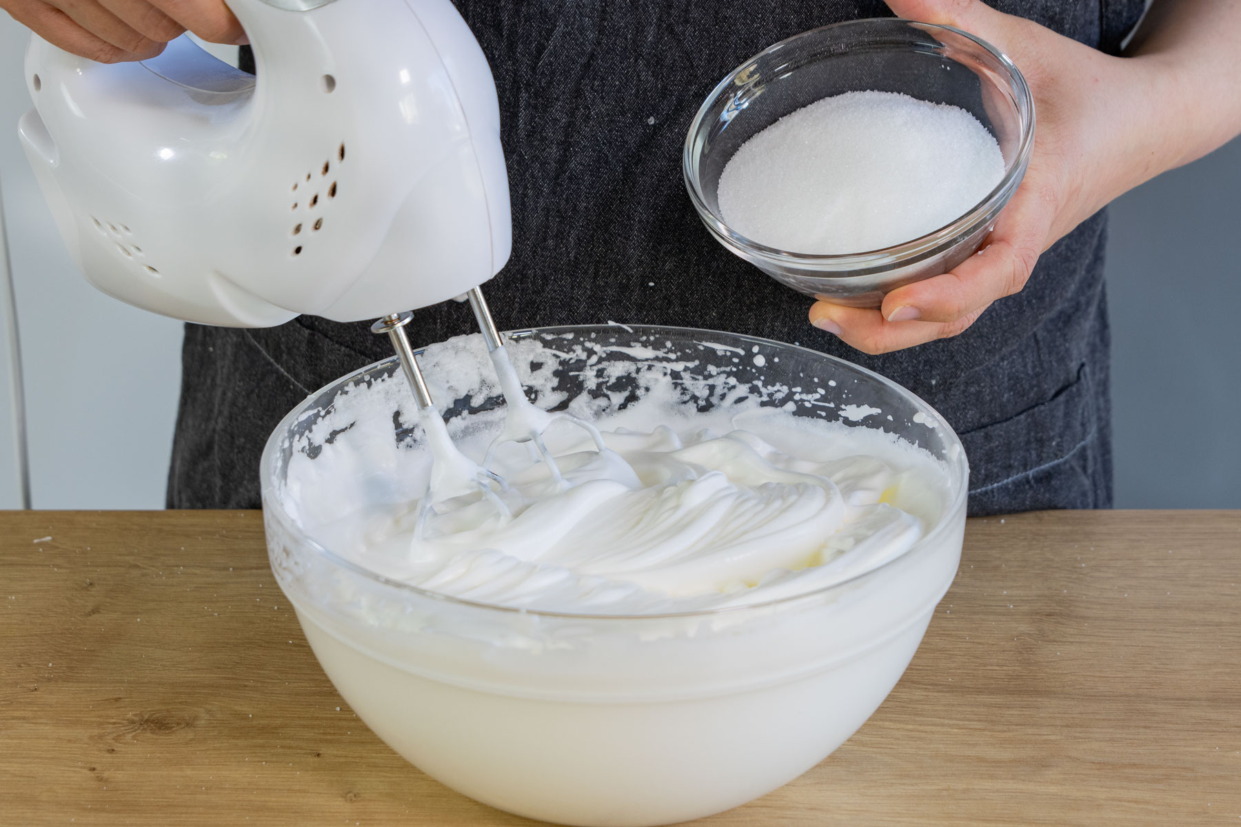 Zucker zum Eischnee geben