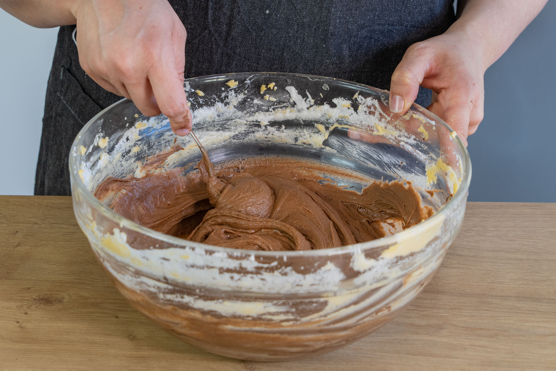 Teig mit Schokolade verrühren
