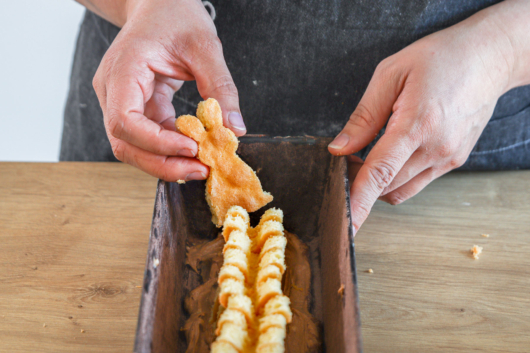 Osterhasen im Osterhasen-Osterkuchen hintereinander schichten