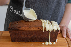 Kuchen mit weißer Schokolade übergießen