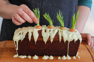Kuchen mit Möhrenenden verzieren