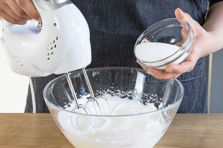 Zucker zum Eischnee geben