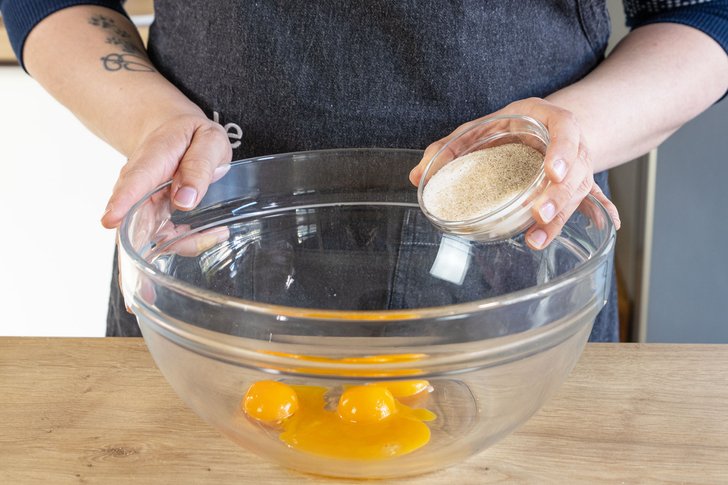 Zucker zum Eigelb geben