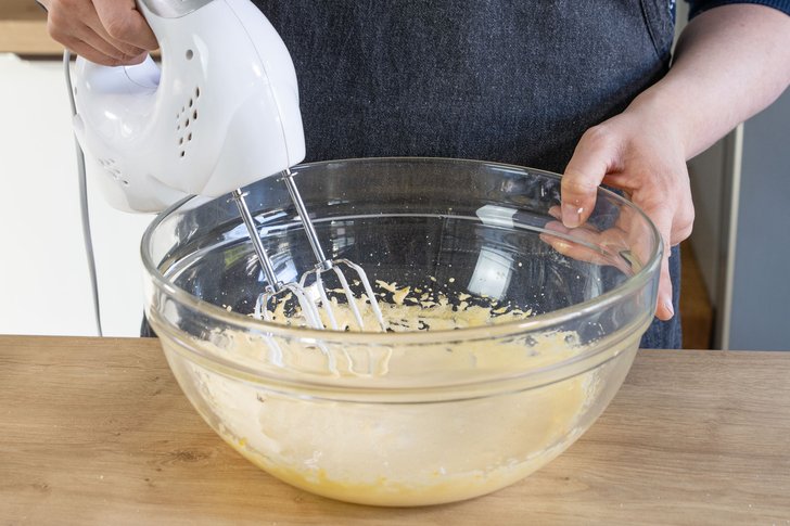 Eigelb mit Zucker aufschlagen