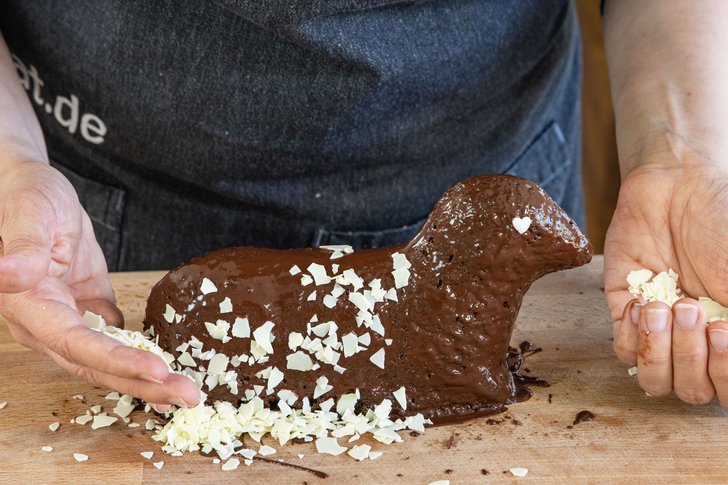 Osterlamm mit Schokoraspeln verzieren