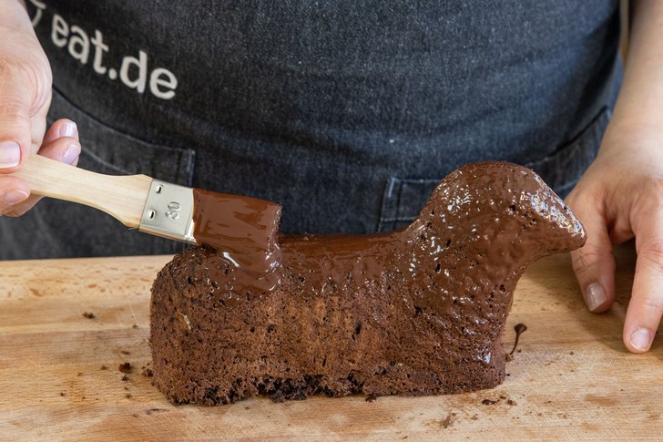 Osterlamm mit Schokolade bestreichen