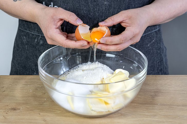 Eier in Schüssel geben